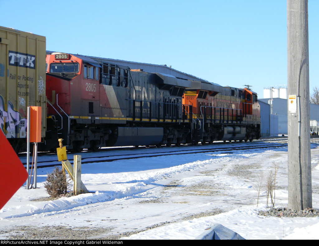 BNSF 6727 & CN 2805